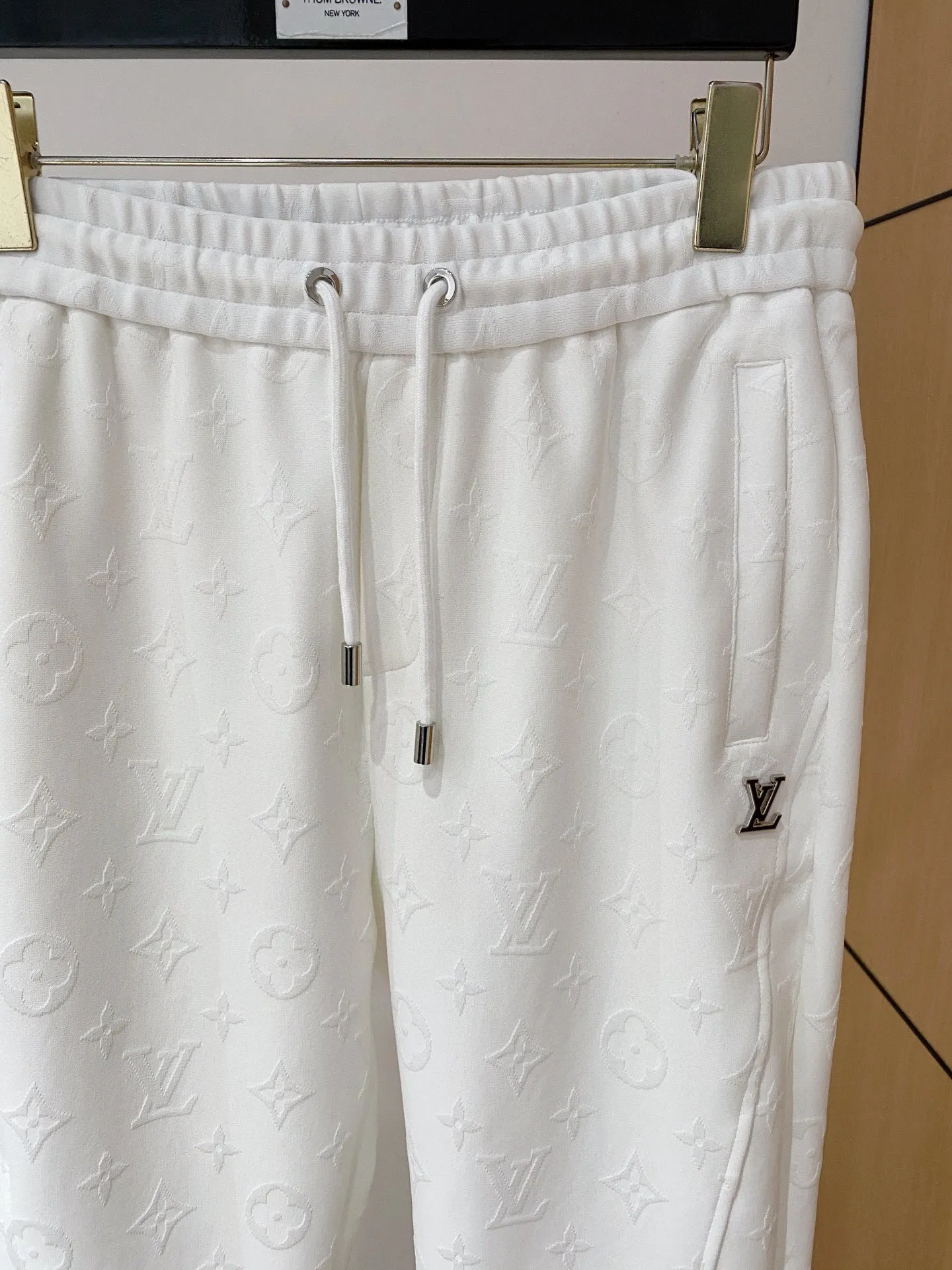 🅿️720 [LV Louis Vuitton] hot-selling suit is coming. Focus on the original version of the official website. 2025 new hot-selling cardigan and sweatshirt suit. The original order is the best. 🇭🇰The meticulous work of top designers. It has a fitting and perfect upper body effect. All-natural high-quality Tencel Roman cotton 100%, close-fitting comfort, noble and elegant! Original hardware embodies elegance and nobility! Counter size: M-3XL (maximum wear up to 190 pounds)